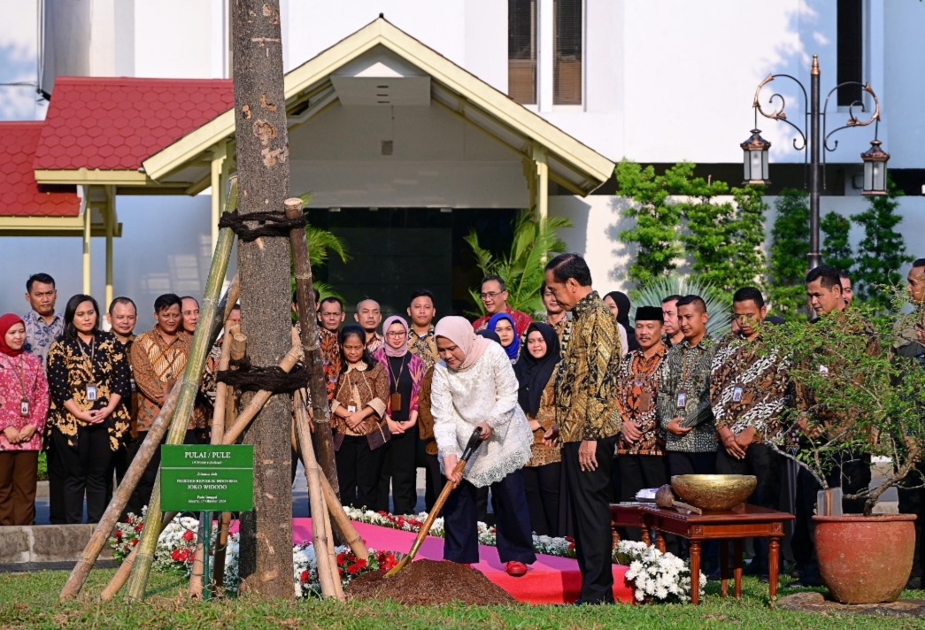 Presiden Joko Widodo bersama Iriana Joko Widodo saat melaksanakan penanaman pohon di Istana Negara