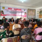 Penyaluran BLT Dana Desa Triwulan I & II kepada warga Desa Tangki Dahuyan, disaksikan Babinsa dan aparat desa.