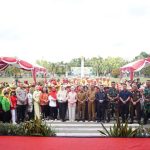 Wali Kota Palangka Raya, Fairid Naparin, berfoto bersama para kader Posyandu usai membuka Jambore Kader Posyandu Tingkat Kota Palangka Raya 2025 di halaman Kantor Wali Kota, Selasa (12/8/2025).
