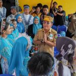 Gubernur Kalteng H. Agustiar Sabran sedang berbincang dengan beberapa peserta Fiksi ABK, mendengarkan penjelasan tentang karya wirausaha anak berkebutuhan khusus, Rabu (19/11/2025) di Palangka Raya.