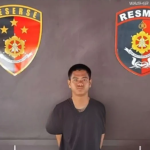 Tersangka DPO Polsek Samarinda Kota, Muhammad Yusri alias Unyil (28), saat ditampilkan di Mapolresta Palangka Raya, Kamis (30/10/2025).