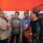 Kepala Staf Kepresidenan RI, Muhammad Qodari, bersama Wakil Wali Kota Palangka Raya Achmad Zaini saat meninjau program pemberdayaan masyarakat di Kota Palangka Raya, Kamis (30/10/2025).