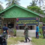 Babinsa Koramil 1016-02/Bukit Batu, Serka Sugianto, bersama prajurit TNI dan warga melaksanakan Karya Bhakti perehapan rumah warga di Kelurahan Sei Gohong, Kecamatan Bukit Batu, Palangka Raya, Selasa (27/1/2026).