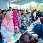 Suasana penyaluran bantuan pangan dan Gerakan Pangan Murah yang digelar Pemerintah Provinsi Kalimantan Tengah di Halaman Istana Isen Mulang, Palangka Raya, Kamis (12/3/2026).