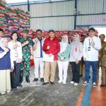 Foto bersama usai kegiatan pemantauan harga bahan pokok dan ketersediaan pangan oleh Pemerintah Provinsi Kalimantan Tengah di Kota Palangka Raya.