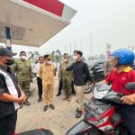 Foto: Wapres Gibran Rakabuming didampingi Gubernur Kalteng Agustiar Sabran saat meninjau antrean kendaraan di salah satu SPBU di Jalan Tjilik Riwut Km 12, Palangka Raya.