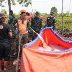 FOTO: Petugas BPBD Kota Palangka Raya memanfaatkan embung portabel sebagai sumber pengisian air untuk mendukung pemadaman karhutla di Jalan Tabat Kalsa, Sabtu (29/8/2026).