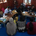 Foto: Petugas Puskesmas Bukit Hindu melayani pemeriksaan kesehatan warga terdampak kabut asap di Palangka Raya.