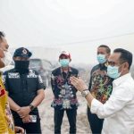 Foto: Wali Kota Palangka Raya Fairid Naparin meninjau langsung lokasi karhutla di Jalan Tabak Kalsa, Kamis (27/8/2026).